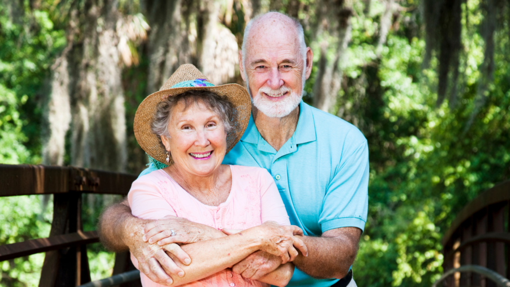 Couple de seniors en vacances assis sur un banc 