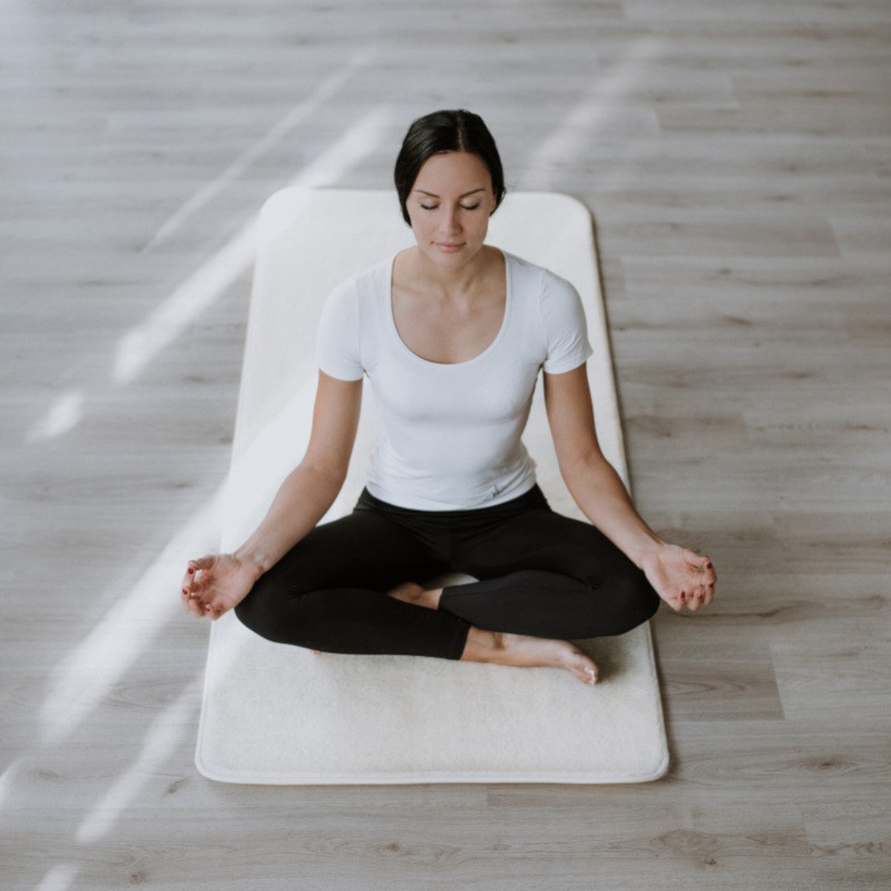 Femme qui fait une séance de yoga 