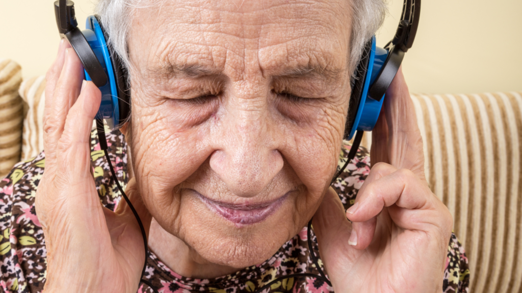 femme senior qui écoute de la musique dans un casque
