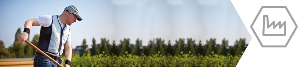 Jardinier travaillant sous la chaleur avec un gilet rafraîchissant