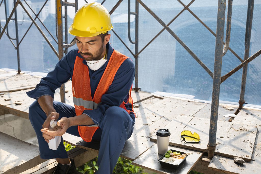 Homme travaillant sur un chantier 