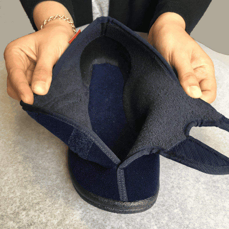 Démonstration de la grande ouverture d'un chausson à double scratch pour faciliter l'enfilage