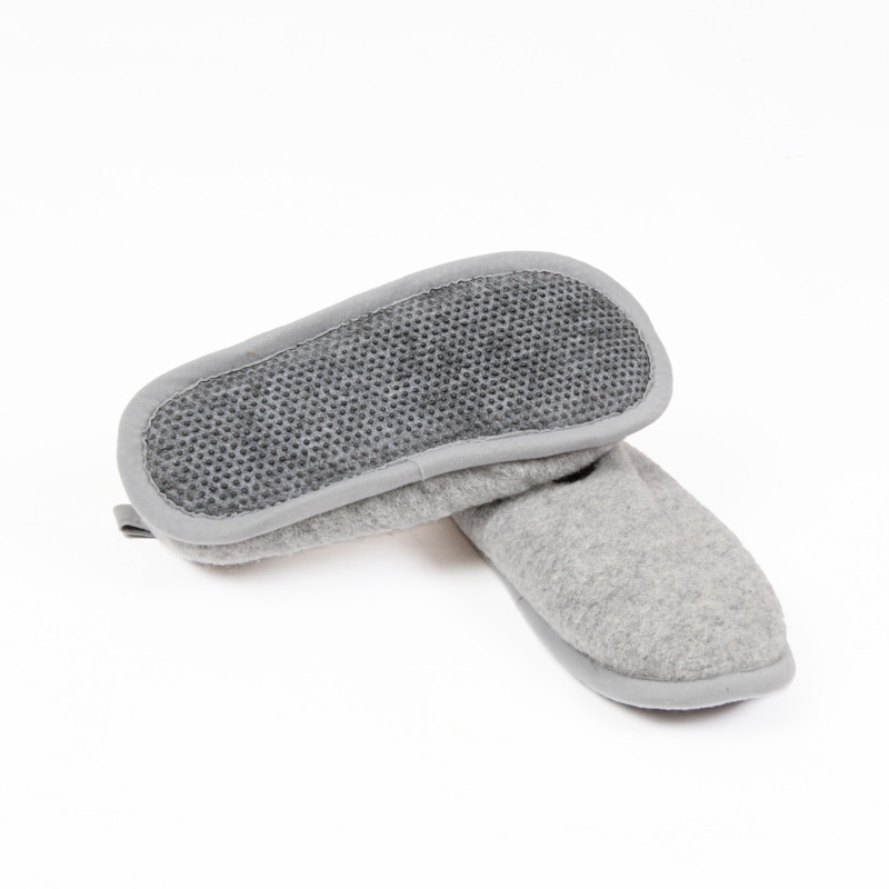 Vue du dessous de la semelle antidérapante des chaussons gris en laine mérinos