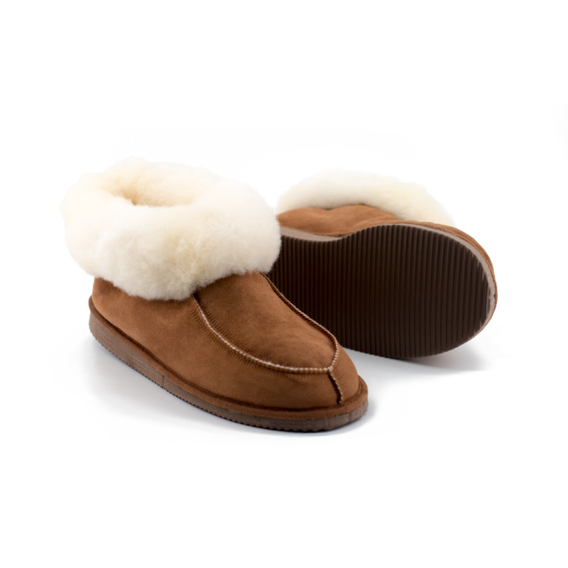 Chaussons montants en peau de mouton avec vue sur leur semelle extérieure striée