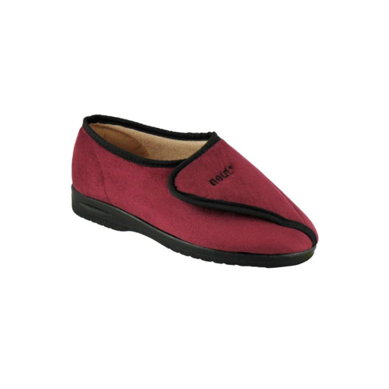 Chausson bordeaux pour pied large avec ouverture autogrippante, vue de côté