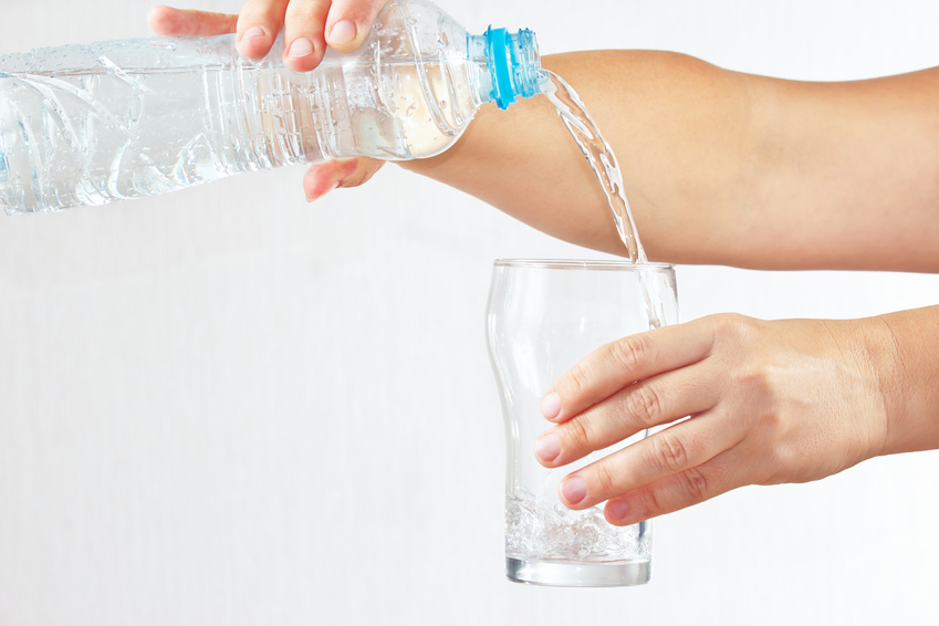 Verser de l'eau d'une bouteille ouverte